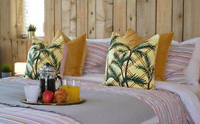 Stunning Sea View - Beach Location - Garden - Parking - Fast Wifi - Smart Tv - Beautiful 3 Bedroom Apartment Sleeps Up To 8!